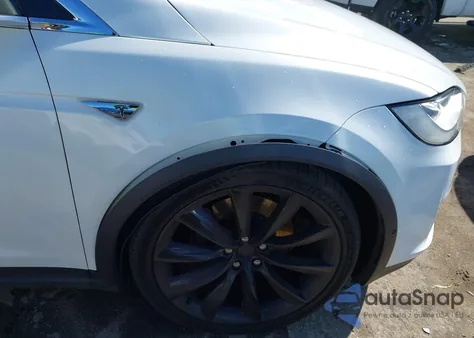 2016 Tesla Model X 60D/70D/75D/90D/P100D z USA, uszkodzony, nr VIN 5YJXCBE29GF021226